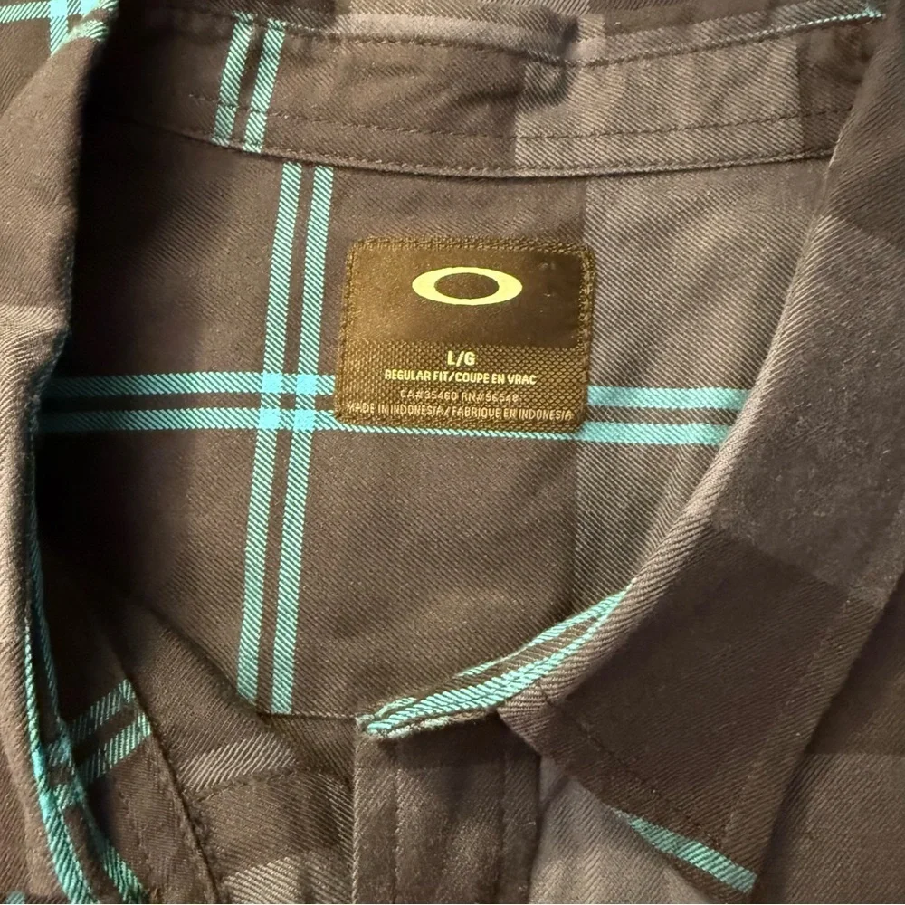 Like New Oakley Longsleeve Woven Button Down Shirt